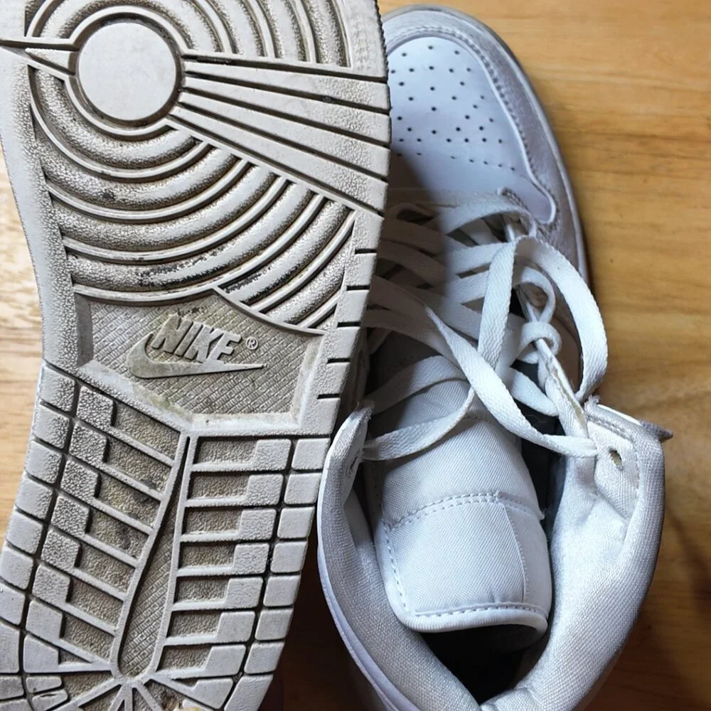 Air Jordan 1 Mid Triple White